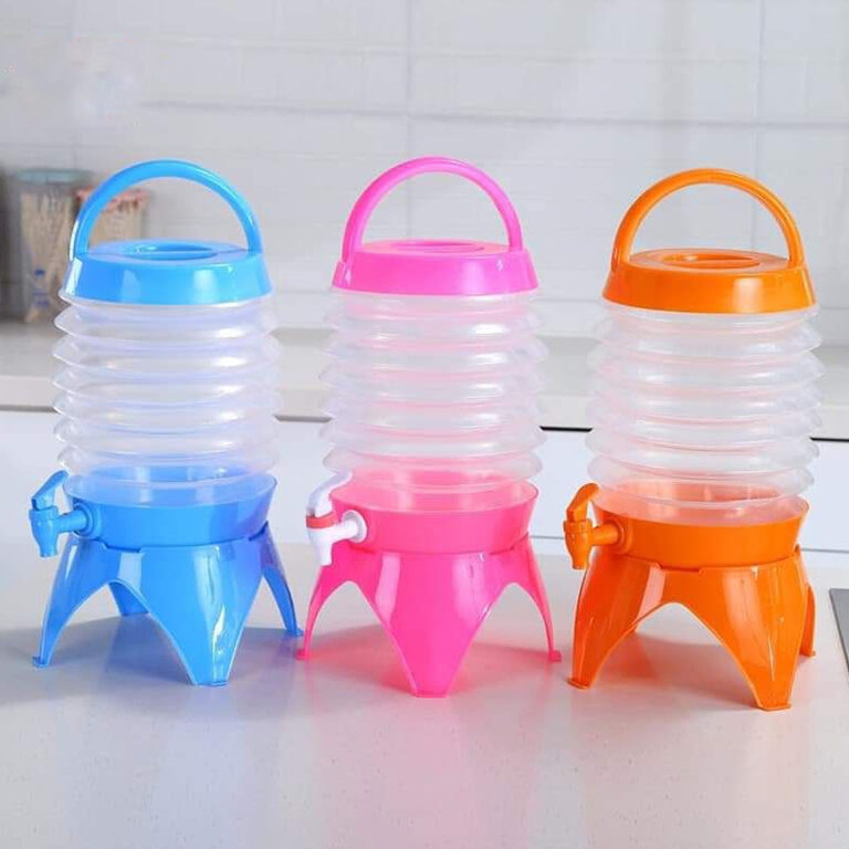 Collapsible plastic water container with a capacity of 5.5 liters